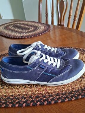 Keds Womans Navy and White Low-Profile Canvas Sneakers Sz.7
